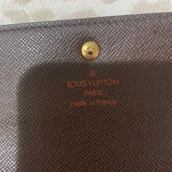 LOUIS VUITTON
Damier Ebene Alexandra Wallet - Picture 9 of 17